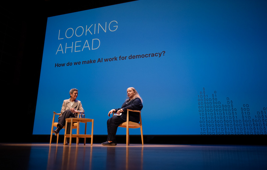 AI & Democracy Summit blev rundet af med et fremadskuende blik i en samtale mellem Margrethe Vestager og Lisbeth Knudsen om, hvordan AI kan bringes til at arbejde for demokratiet. Foto: Arthur J. Cammelbeeck