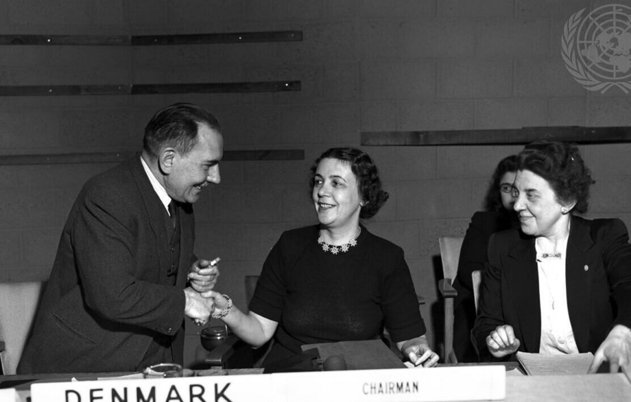 Bodil Begtrup, formand for FN’s Kvindekommission 1946–48, arbejdede for kvinders politiske rettigheder. Her ses hun i 1947 sammen med Jan Stanczyk (FN) og kommissionens sekretær Elsie Bowerman. Foto: FN
