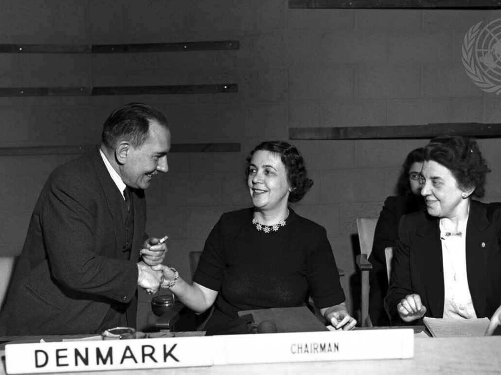 Bodil Begtrup, formand for FN’s Kvindekommission 1946–48, arbejdede for kvinders politiske rettigheder. Her ses hun i 1947 sammen med Jan Stanczyk (FN) og kommissionens sekretær Elsie Bowerman. Foto: FN