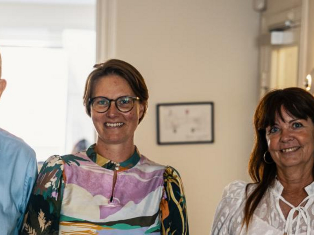 I midten ses programchef Vibeke Lybecker fra VELUX FONDEN i selskab med Peer-partnerskabets næstformand Poul Nyrup og formand Mia Kristina Hansen.