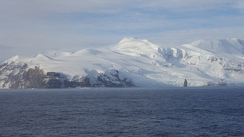Isfisken lever blandt isbjerge og blege fisk. Navnet isfisk kommer af, at disse fisk lever i det sydlige ocean omkring Antarktis i isrigt farvand, og at de som de eneste hvirveldyr ikke har det røde iltbærende pigment hæmoglobin iblodet og derfor fremstår blege og med mælkehvidt blod.
Foto: Antarktis. Astrolabe Needle, Brabant Island.