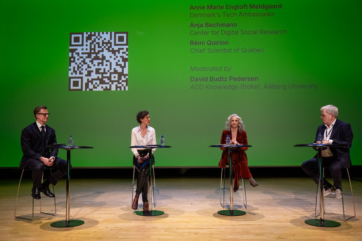 AI & Democracy Summit 8. april 2026 bød blandt andet på oplæg ved Québecs chefvidenskabsrådgiver Rémi Quirion efterfulgt af paneldebat med Danmarks techambassadør Anne Marie Engtoft Meldgaard, professor Anja Bechmann og ADDs vidensmægler David Budtz Pedersen. Foto: Arthur J. Cammelbeeck