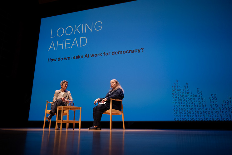 AI & Democracy Summit blev rundet af med et fremadskuende blik i en samtale mellem Margrethe Vestager og Lisbeth Knudsen om, hvordan AI kan bringes til at arbejde for demokratiet. Foto: Arthur J. Cammelbeeck