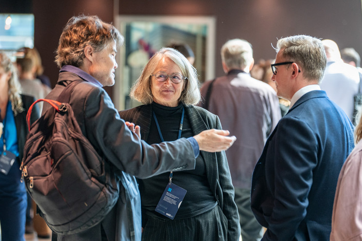 Henrik Troiner, vicedirektør i VELUX FONDEN, Ane Hendriksen, direktør i VELUX FONDEN, og David Budtz Pedersen, professor og forskningsleder ved Humanomics Research Centre ved Aalborg Universitet og videnskabelig rådgiver for ADD-projektet. Foto: Arthur J. Cammelbeeck