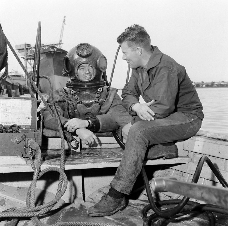 Dykning ved nybygning 171, Kirsten Skou, efter afløbning på Nakskov Skibsværft, 1963